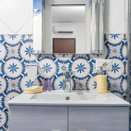 De Vivo Realty - Camilla House